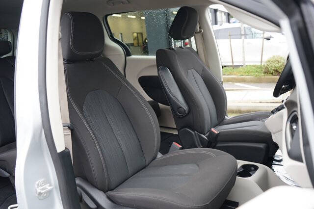 2024 Chrysler Voyager LX