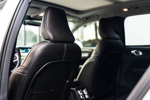 2025 Volvo XC40 B5 Plus Dark Theme