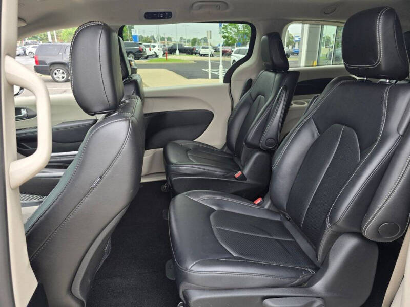 2024 Chrysler Pacifica Plug-In Hybrid Select