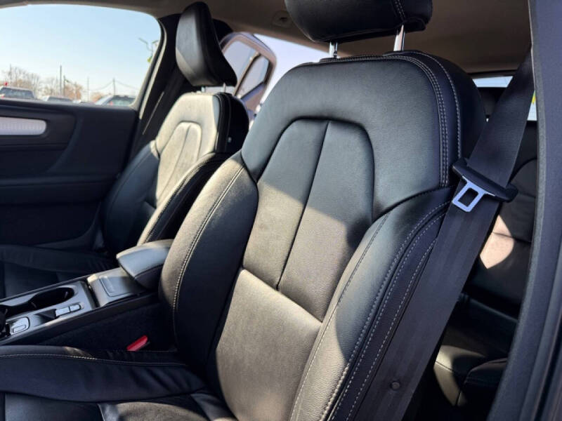 2022 Volvo XC40 T5 Momentum