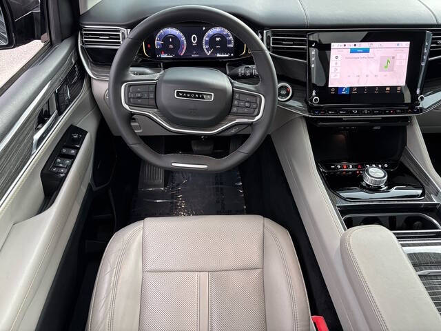 2022 Jeep Wagoneer 8