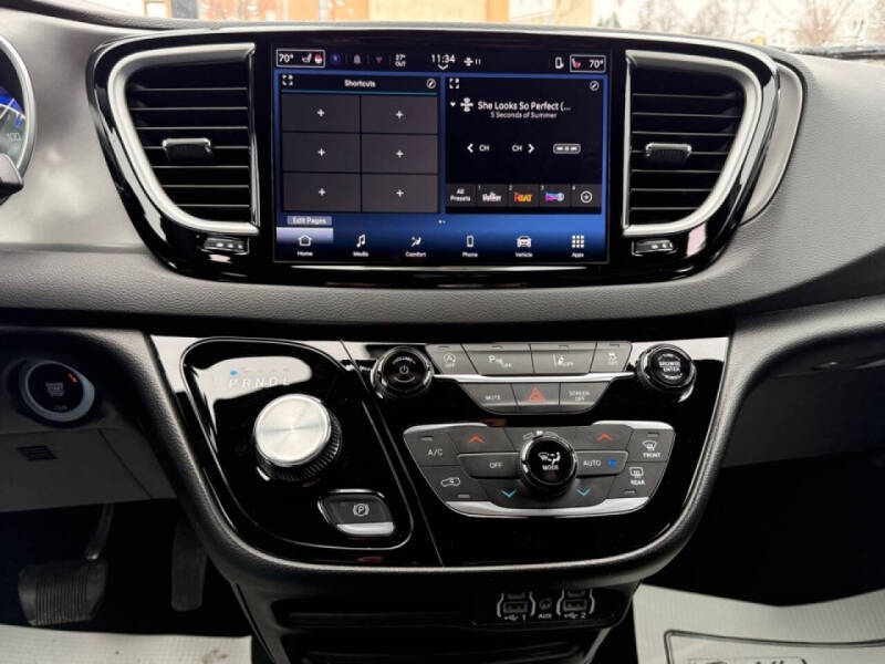 2025 Chrysler Pacifica Select
