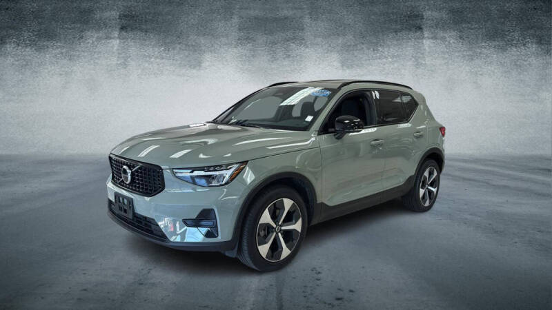 2024 Volvo XC40 B5 Core Dark Theme