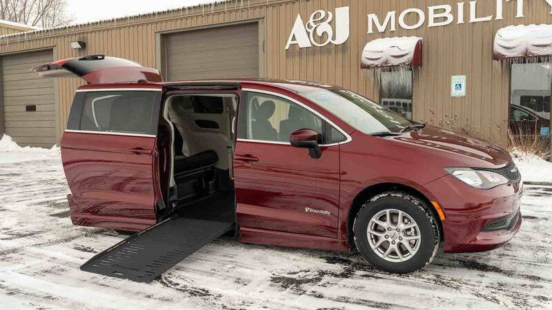 2023 Chrysler Voyager LX's photo