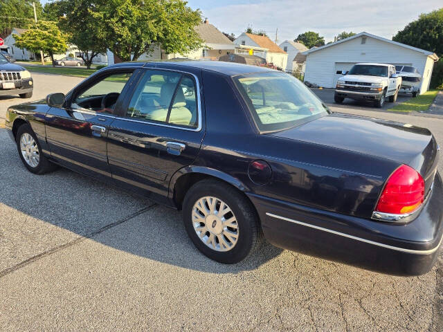 2003 Ford Crown Victoria for sale at QUEENSGATE AUTO SALES in York, PA