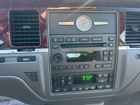 2005 Lincoln Town Car Signature Limited