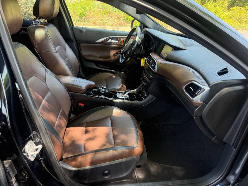 2017 Infiniti QX30 Premium