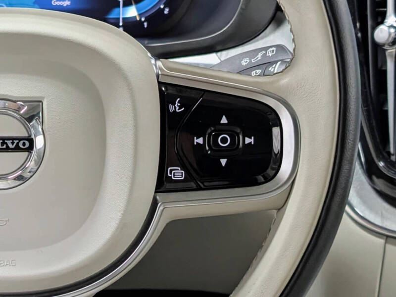 2024 Volvo XC60 B5 Ultimate Dark Theme