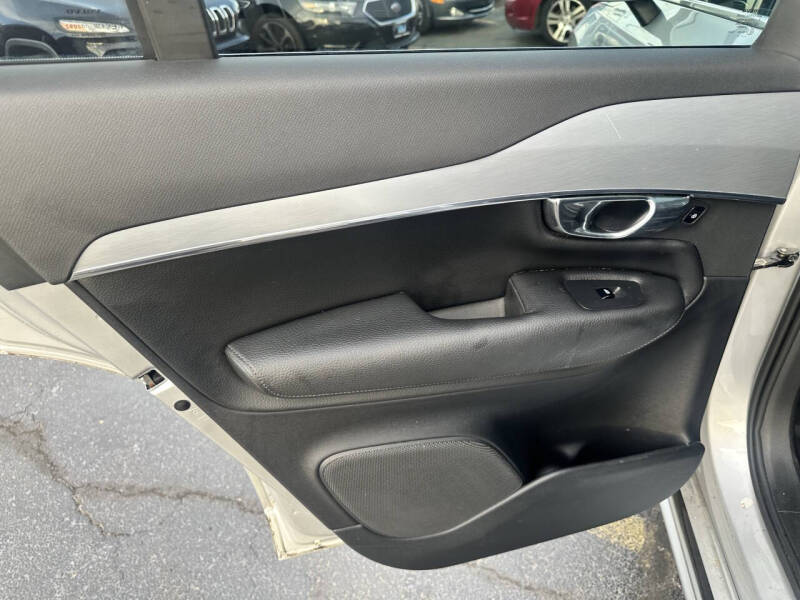 2016 Volvo XC90 T5 Momentum