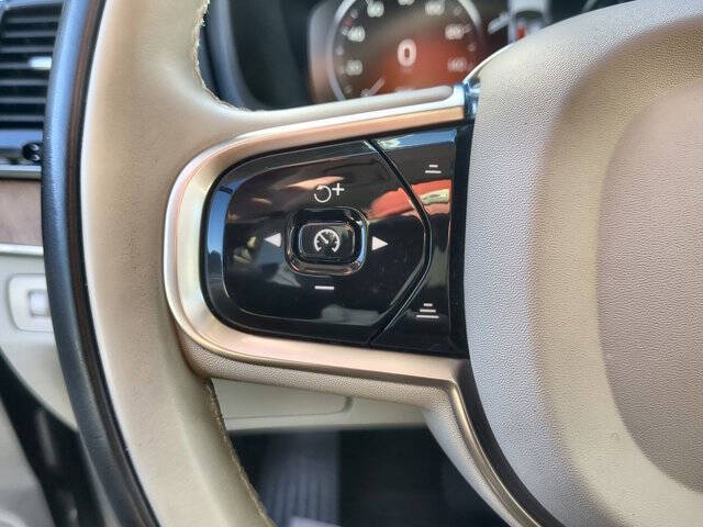 2022 Volvo XC90 T6 Momentum 6-Passenger