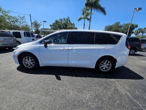 2025 Chrysler Pacifica Select