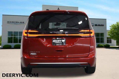 2027 Chrysler Pacifica Select