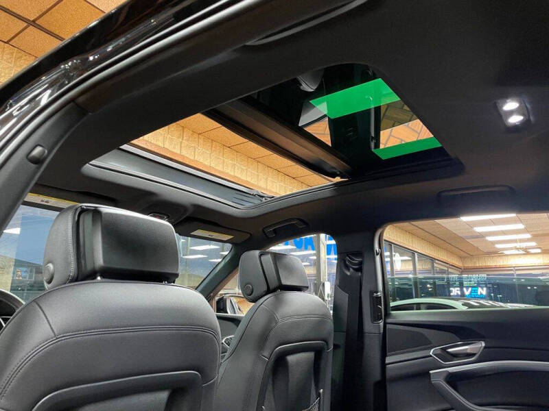 2022 Audi e-tron quattro Premium Plus