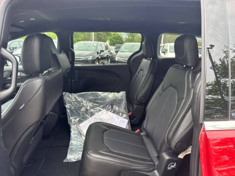 2027 Chrysler Pacifica Select