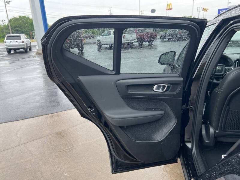 2023 Volvo XC40 B5 Plus Dark Theme