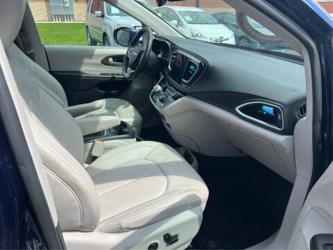 2017 Chrysler Pacifica Touring-L Plus