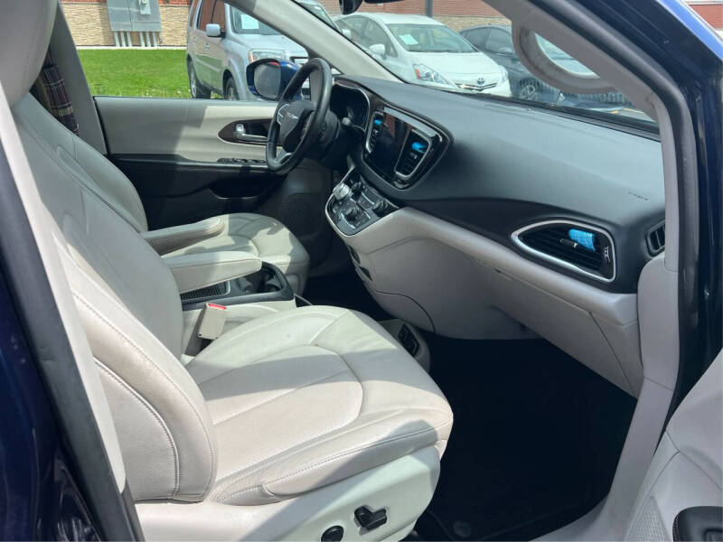 2017 Chrysler Pacifica Touring-L Plus