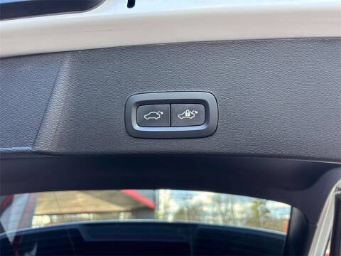 2024 Volvo XC40 B5 Plus Dark Theme