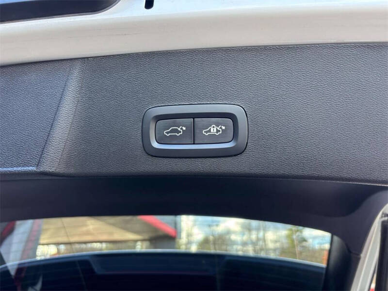 2024 Volvo XC40 B5 Plus Dark Theme