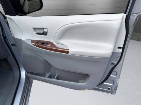 2014 Toyota Sienna XLE 8-Passenger