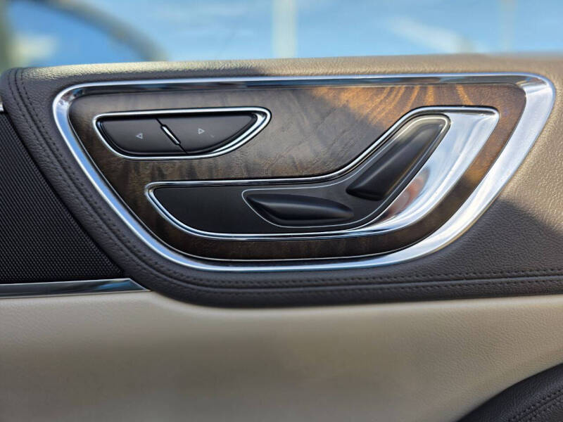 2017 Lincoln Continental Select