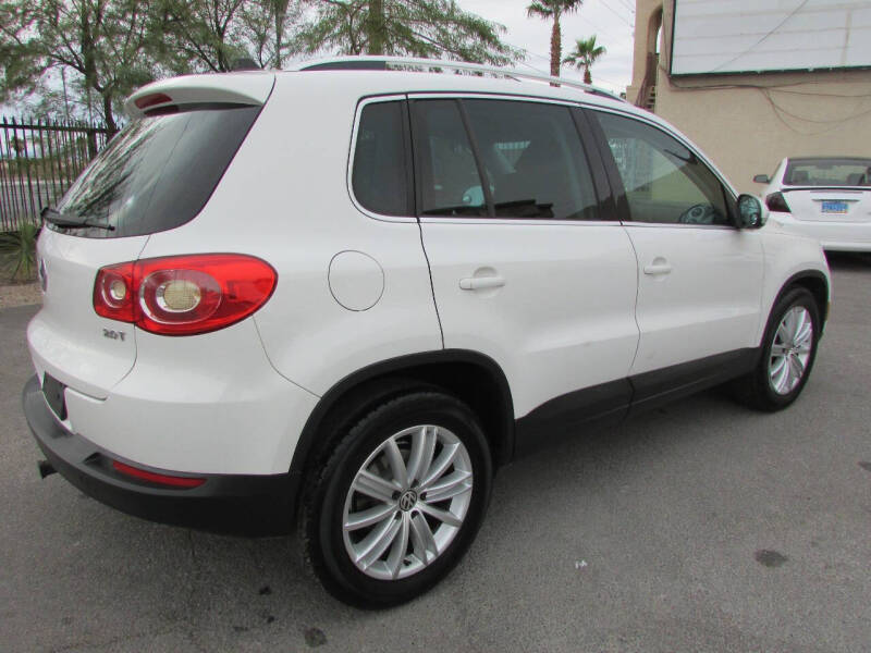 2011 Volkswagen Tiguan SE photo 3