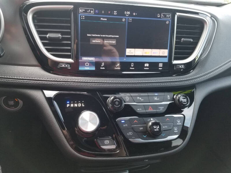 2026 Chrysler Pacifica Select