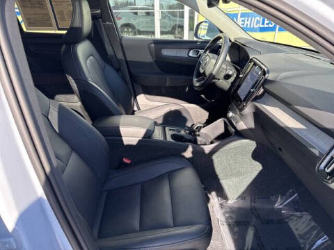 2025 Volvo XC40 B5 Core Bright Theme