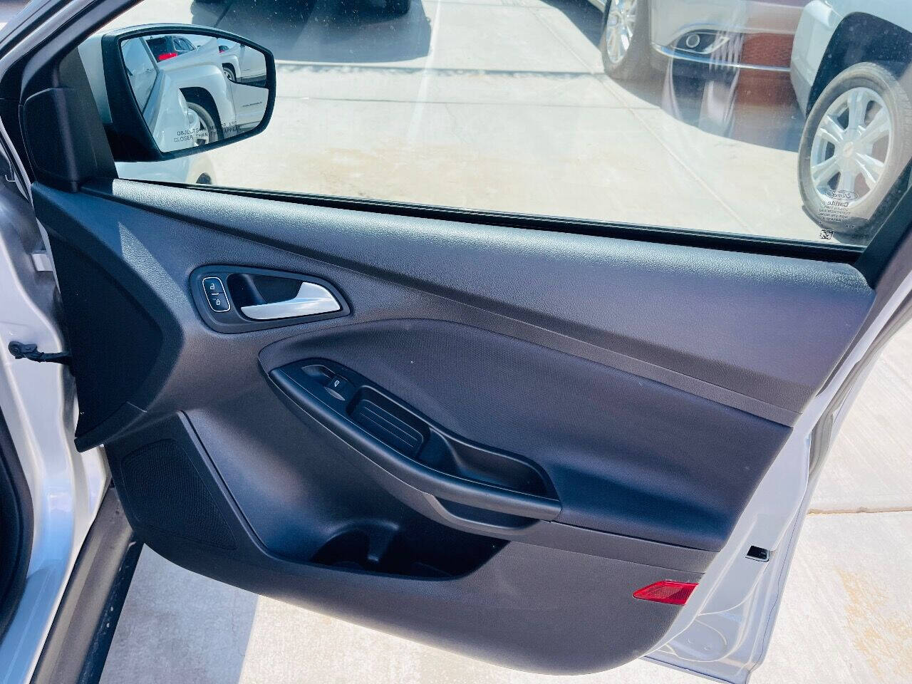 Dk. Gray 2018 Ford Focus SE SE 4dr Hatchback 10