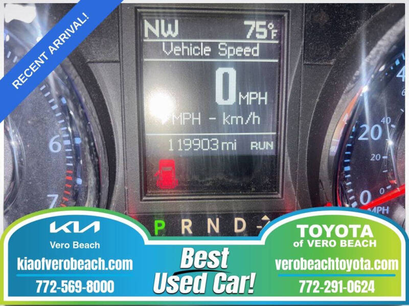 2014 Chrysler Town & Country Limited's photo