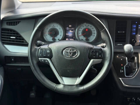 2017 Toyota Sienna SE 8-Passenger