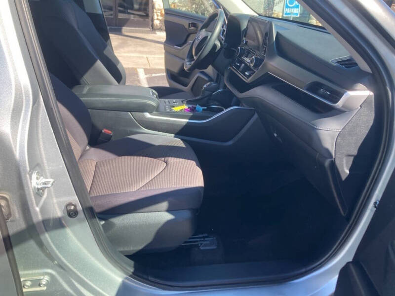 2024 Toyota Highlander LE