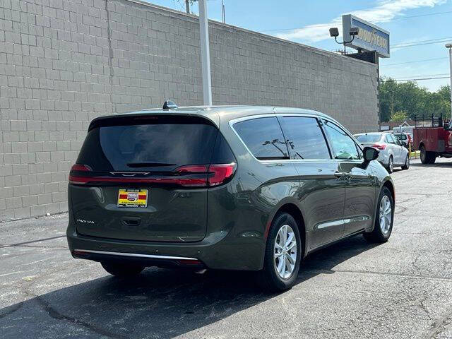 2027 Chrysler Pacifica Select