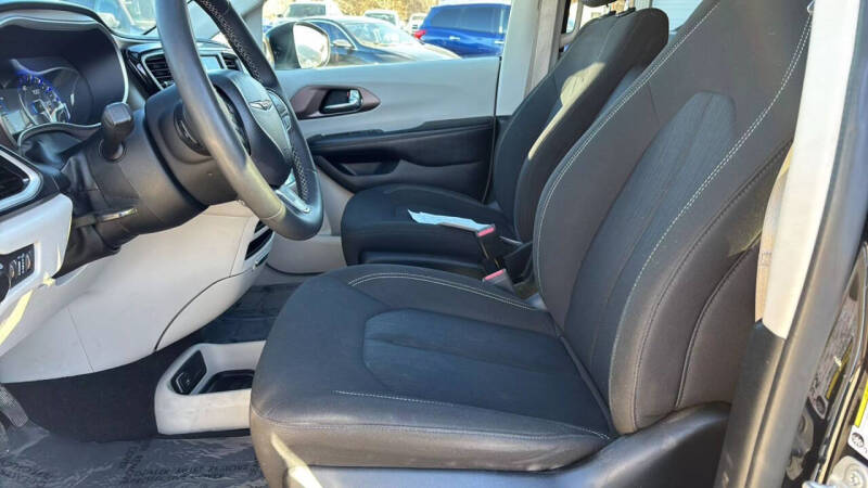 2022 Chrysler Voyager LX