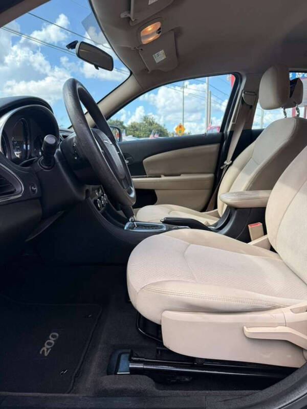 2014 Chrysler 200 LX