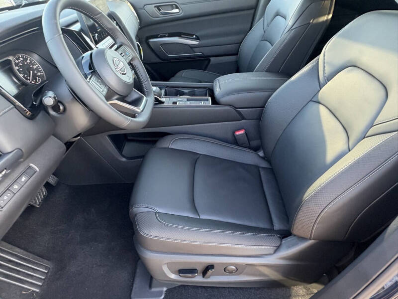 2025 Nissan Pathfinder SL