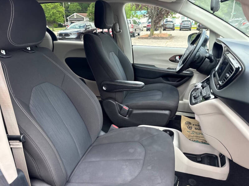 2020 Chrysler Voyager LX