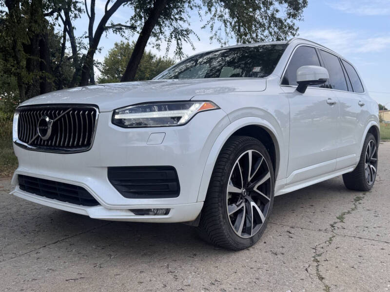 2022 Volvo XC90 Momentum's photo