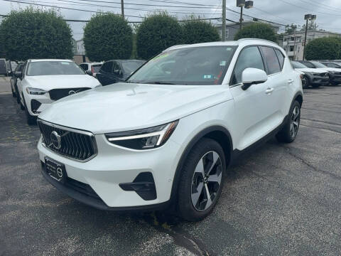 2025 Volvo XC40 B5 Plus Bright Theme