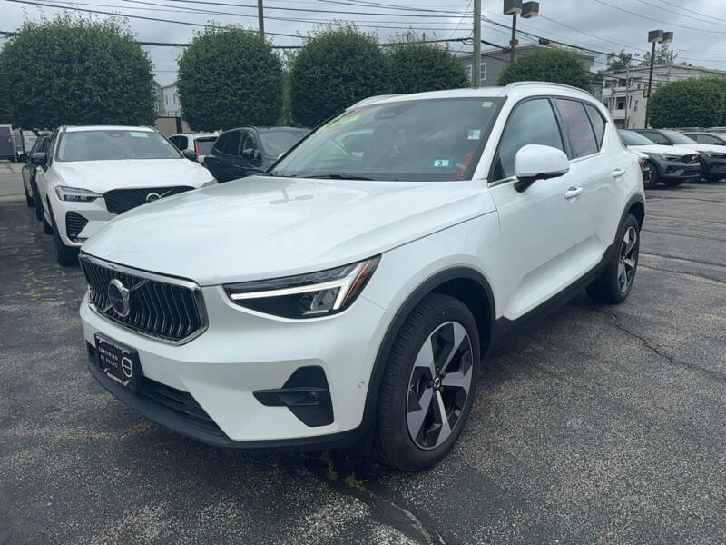 2025 Volvo XC40 B5 Plus Bright Theme
