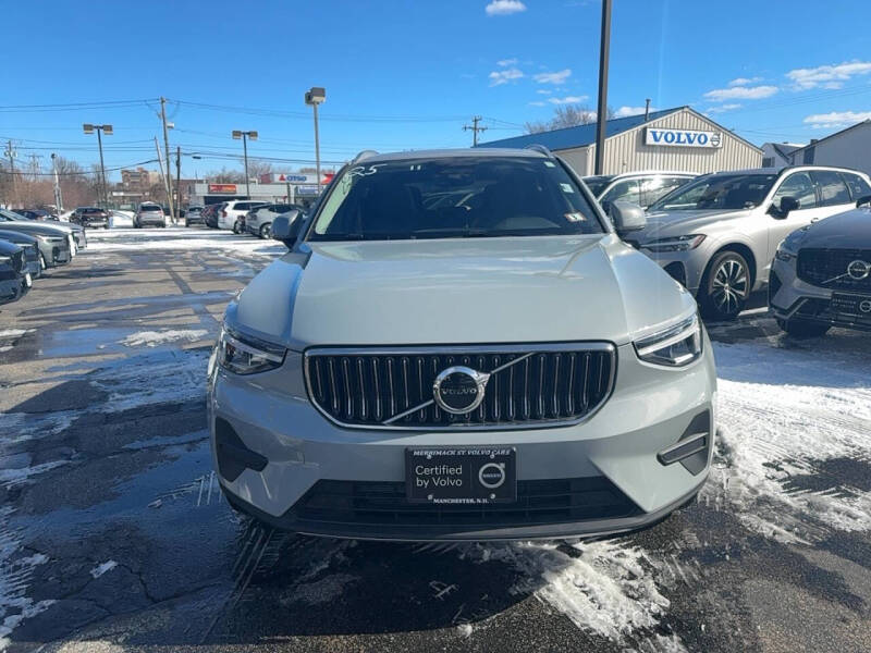 2025 Volvo XC40 B5 Core Bright Theme