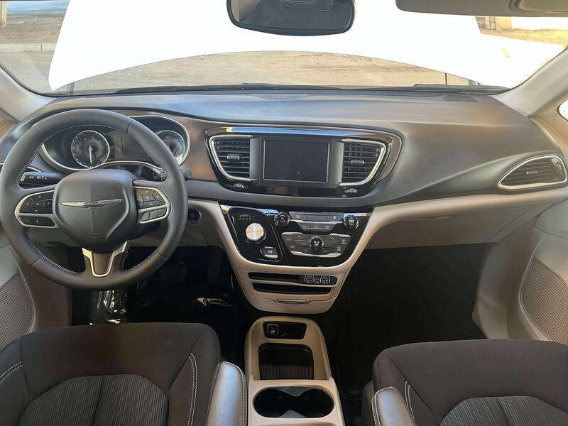 2024 Chrysler Voyager LX