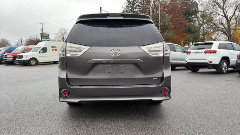 2012 Toyota Sienna SE 8-Passenger