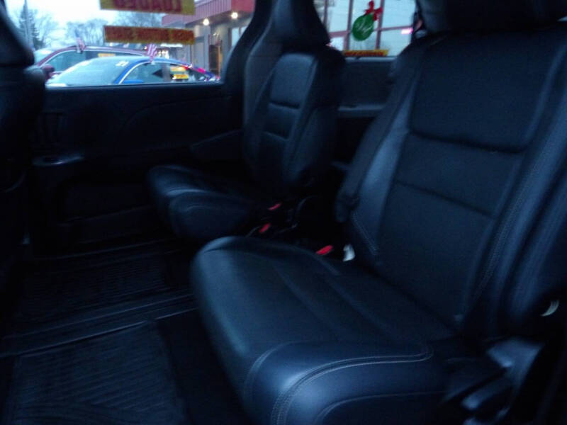 2015 Toyota Sienna SE 8-Passenger