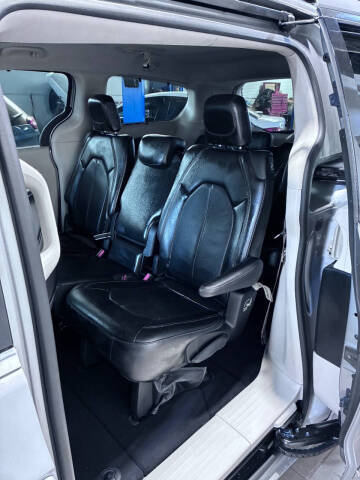 2017 Chrysler Pacifica Touring-L