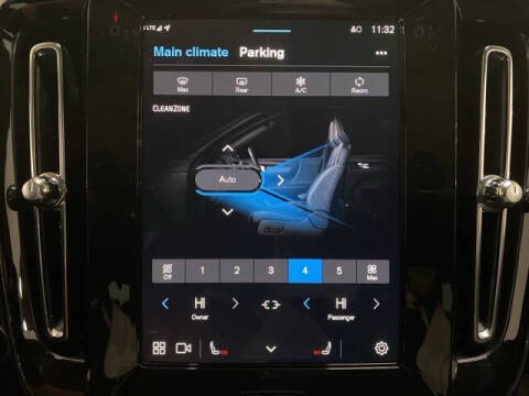 2025 Volvo XC40 B5 Plus Dark Theme