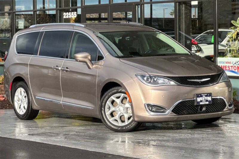 2017 Chrysler Pacifica Touring-L Plus