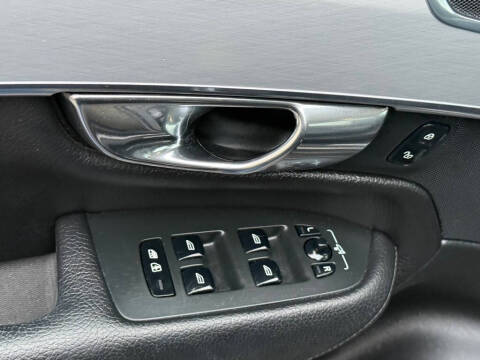 2016 Volvo XC90 T5 Momentum