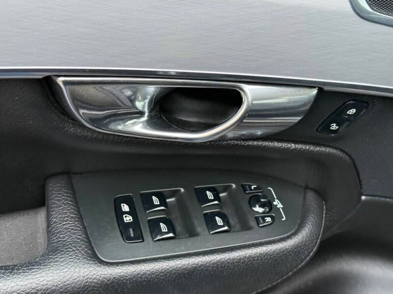 2016 Volvo XC90 T5 Momentum