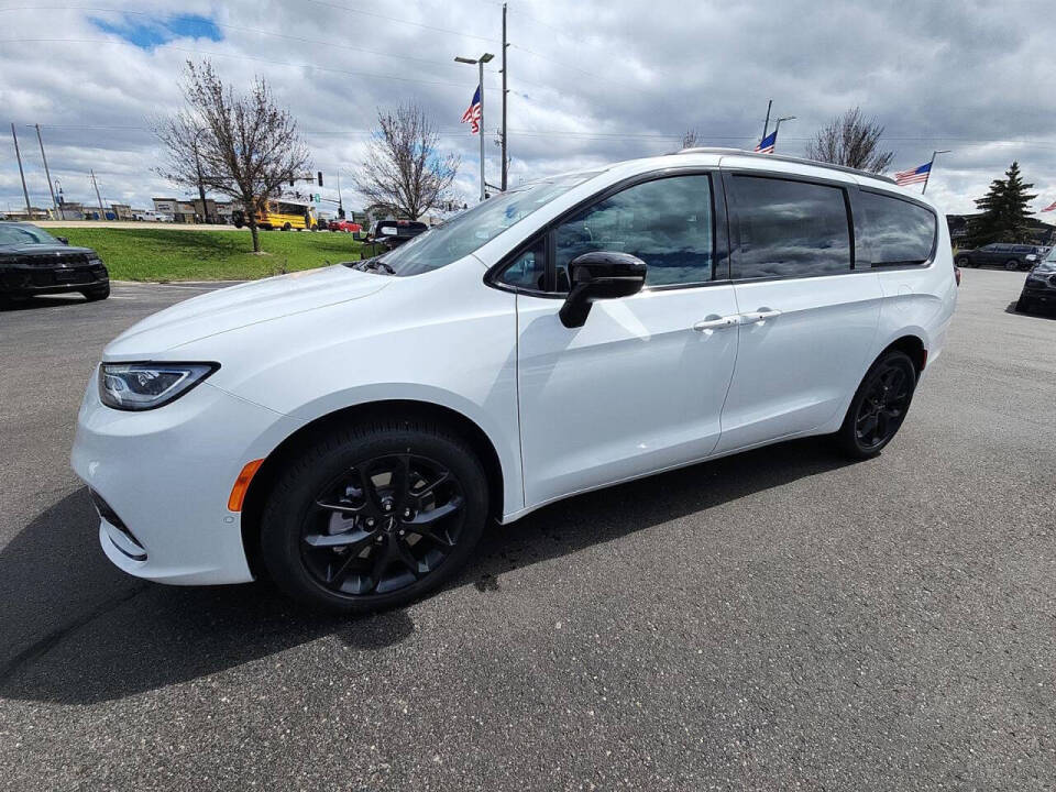 2024 Chrysler Pacifica for sale at Victoria Auto Sales in Victoria, MN